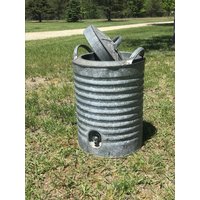 Vintage Galvanisierter Wasserkühler, Thermoskanne, Camping, Tailgating, Grillen, Barware, Party von SilkPursesNSowsEars