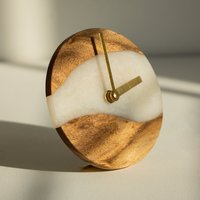 Perlweiß Natürliche Holz-Harz-Epoxid-Tischuhr, Moderne Tischuhr, Büro-Schreibtischuhr, Abschlussgeschenk, Geschenk Für Papa, Einweihungsgeschenk von SilkenLiving