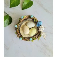 Hübsche Hellblaue Ostern Vogel Nest Mit Eiern Und Blumen Für Die Dekoration, Hut Akzente, Mittelstück, Handwerk Hübsche Hellblaue Ostern Vogel Nest Mit Eiern Und Blumen Für Die Dekoration, Hut Akzente, Mittelstück, Handwerk von SilkyBlossom