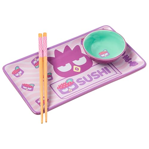 Silver Buffalo Sanrio Hello Kitty and Friends Badtz-Maru Japanischer Roe lila Keramik Sushi-Set mit Dip-Soßenschale und passenden Essstäbchen Silver Buffalo Sanrio Hello Kitty and Friends Badtz-Maru Japanischer Roe lila Keramik Sushi-Set mit Dip-Soßenschale und passenden Essstäbchen von Silver Buffalo