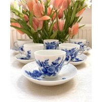 Klassisch Gebogene Blaue Blume ""Blå Blomst"" Nr. 1549 Royal Copenhagens Set ""Tasse Und Untertasse""." Weißes Vintage-Porzellan. Bitte von SilverBelleShop