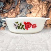 Vintage Pyrex Open Deep Dish Mit Rotem Rosenmotiv Auf Beiden Seiten. Jaj Hergestellt in England Vintage Pyrex Open Deep Dish Mit Rotem Rosenmotiv Auf Beiden Seiten. Jaj Hergestellt in England von SilverBelleShop
