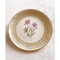 Wunderschöner Cremefarbener Großer Kuchen-/Beilagenteller. Winterling Marktleuthen Bavaria. Goldmuster Mit Goldrand Und Blumenmotiv Wunderschöner Cremefarbener Großer Kuchen-/Beilagenteller. Winterling Marktleuthen Bavaria. Goldmuster Mit Goldrand Und Blumenmotiv von SilverBelleShop