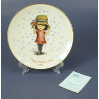Moppets Happy Mother's Day Plate 1974 Von Gorham Fine China - Zweiter Einer Limitierten Jahresedition in Neuwertigem Zustand Moppets Happy Mother's Day Plate 1974 Von Gorham Fine China - Zweiter Einer Limitierten Jahresedition in Neuwertigem Zustand von SilverliningByTravis
