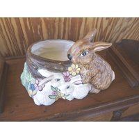 Rustikaler Osterhase Mit Korb/Nest Planter Keramik - Großer Handbemalter Osterblumen-Übertopf von SilverliningByTravis
