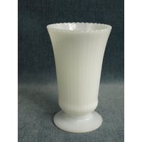 Vintage E. O. Brody Co. M5000 Weiße Milchglas Vase Mit Vertikalem Rippendesign - Hervorragender Zustand 20 cm Hoch von SilverliningByTravis