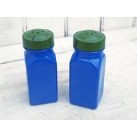 Vintage Gemco Mid Century Mod Salz- Und Pfefferstreuer/Gewürzbehälter - Seemannsblau Mit Grünen Kappen Applizierte Farbe Über Glas Mcm von SilverliningByTravis