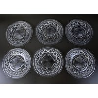 Vintage Imperial Cape Cod Klarglas Luncheon/Salatteller Mit Diamant- Und Münzpunktmuster 8 Zoll Durchmesser Mid Century Glaswaren - 6Er-Set Vintage Imperial Cape Cod Klarglas Luncheon/Salatteller Mit Diamant- Und Münzpunktmuster 8 Zoll Durchmesser Mid Century Glaswaren - 6Er-Set von SilverliningByTravis