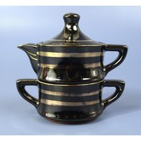 Vintage Japanisch - Japan Redware Steingut Stapelbare Persönliche Teekanne Und Teetasse in Schwarzer Glasur Mit Handbemaltem Goldrand Vintage Japanisch - Japan Redware Steingut Stapelbare Persönliche Teekanne Und Teetasse in Schwarzer Glasur Mit Handbemaltem Goldrand von SilverliningByTravis