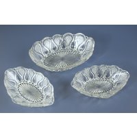 Vintage Klar Gepresstes Sandwich Glas Bananenboot Servierschalen in Abgestuften Größen - 3Er-Set Mit Cut Glass Button Design von SilverliningByTravis