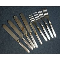 Vintage Meriden Cutlery Co Garantierte 12 Dwt Silberplatte Silberbesteck - Buttermesser Und Essgabeln 9 Stück von SilverliningByTravis