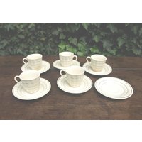 Vintage Mid-Century Japan Cremeweißes Demitasse-Set Mit Geripptem Design Und Goldrand - 5 Teetassen 6 Untertassen-Teller von SilverliningByTravis