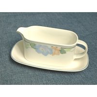 Vintage Mikasa Garden Poetry Keramik Sauciere Mit Unterplatte Und Pastell Blumenmuster - Hervorragender Zustand von SilverliningByTravis