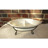 Vintage Milchglas Fire King Geteilte Oval Backform Nr. 468 Mit Metallkühlregalstand von SilverliningByTravis