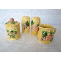 Vintage Porzellan Majolica Keramik Marmeladenglas, Milchkännchen Und Salz- Pfefferstreuer-Set Mit Korbgeflechtmuster Obstprägung - Taiwan Vintage Porzellan Majolica Keramik Marmeladenglas, Milchkännchen Und Salz- Pfefferstreuer-Set Mit Korbgeflechtmuster Obstprägung - Taiwan von SilverliningByTravis