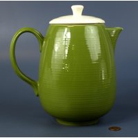 Vintage Retro Mod Kaffeekanne/Teekanne - Olivgrüne Und Weiße Keramik Mcm Mit Geripptem Design Vintage Retro Mod Kaffeekanne/Teekanne - Olivgrüne Und Weiße Keramik Mcm Mit Geripptem Design von SilverliningByTravis