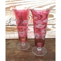 Vintage Rubin Pink Cranberry Passende Trompete Geriffelte Und Footed Geätzte Flora Blumenvasen von SilverliningByTravis