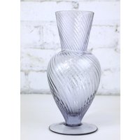 Vintage Teleflora Purple Tint Glass Footed Vase Mit Swirl Muster - 8, 5 "Hoch Ausgezeichneter Zustand von SilverliningByTravis