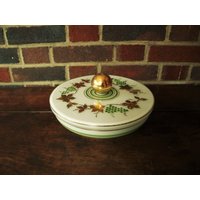 Vintage Weiße Glas Überzogene Schale Mit Grünen Und Goldenen Streifen Trauben/Weinblättern Auf Dem Deckel von SilverliningByTravis
