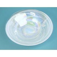 Wunderschöne Irisierende Weiße Perle Swirl Centerpiece Bowl Art Glass Servierschale - 12 "Durchmesser X 3 "Hoch Ausgezeichneter Zustand Wunderschöne Irisierende Weiße Perle Swirl Centerpiece Bowl Art Glass Servierschale - 12 "Durchmesser X 3 "Hoch Ausgezeichneter Zustand von SilverliningByTravis