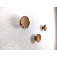 Holzhaken 3Er Set Punkte, Konkave Form, Wandhaken Nussbaum, Handtuch Moderne Kleiderhaken, Wandknäufe Eiche von SilvoWoodDesign