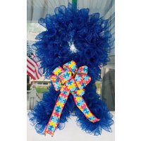 Blauer Netz Autismus Awareness Kranz Mit Puzzle Bow von SimonSaysCraftDesign
