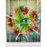 "Das Grüne Weihnachtsmonstermädchen "... Für Die Feiertage" Mesh Weihnachtskranz Mit Beleuchtetem Schild." "Das Grüne Weihnachtsmonstermädchen "... Für Die Feiertage" Mesh Weihnachtskranz Mit Beleuchtetem Schild." von SimonSaysCraftDesign