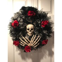 Der Rabe. Schwarzer Mesh-Totenkopf/Skelettkranz Mit Roten Rosen Und Glitzernden Bäumchen Der Rabe. Schwarzer Mesh-Totenkopf/Skelettkranz Mit Roten Rosen Und Glitzernden Bäumchen von SimonSaysCraftDesign