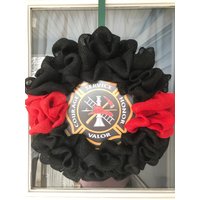 Feuerwehrmann-Leinenkranz Dünne Rote Linie Mit Holzschild von SimonSaysCraftDesign