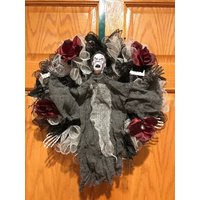 Sensenmann-Geflecht-Kranz Mit Blumen, Vampirzähnen Und Skeletthänden von SimonSaysCraftDesign