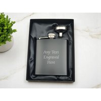 Personalisierter 6 Unzen Matt Schwarzer Flachmann in Einer Geschenkbox Mit Seidenfutter Und Trichter von SimonsGifts4u