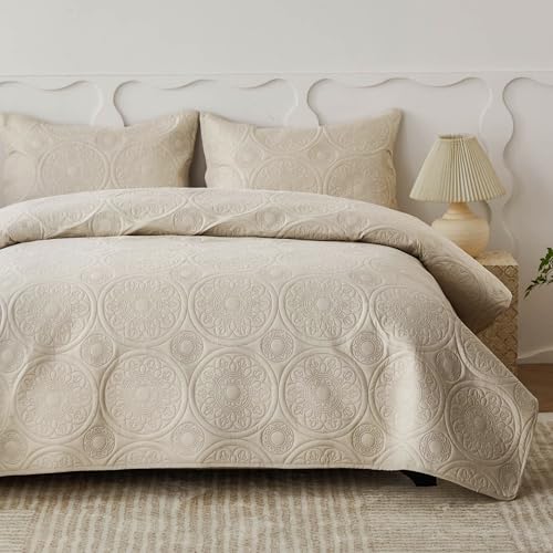 Simple&Opulence Gesteppte Tagesdecken 220x240cm - 3 Stück Weiche Wendbare Mikrofaser Bettdecke, Floral Geprägtes Bett Überwurf Set mit 2 Kissenbezüge für Schlafzimmer Dekor,Beige von Simple&Opulence