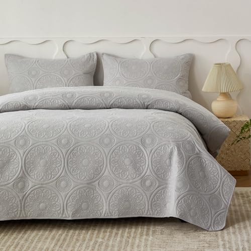Simple&Opulence Gesteppte Tagesdecken 240x260cm - 3 Stück Weiche Wendbare Mikrofaser Bettdecke, Floral Geprägtes Bett Überwurf Set mit 2 Kissenbezüge für Schlafzimmer Dekor,Hellgrau Simple&Opulence Gesteppte Tagesdecken 240x260cm - 3 Stück Weiche Wendbare Mikrofaser Bettdecke, Floral Geprägtes Bett Überwurf Set mit 2 Kissenbezüge für Schlafzimmer Dekor,Hellgrau von Simple&Opulence