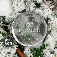 Verlobtes Ornament | Graviertes Verlobtes Weihnachten Unser Erstes Glasverzierungs-Weihnachtsgeschenk von SimpleSentimental