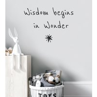 Wisdom Begins in Wonder Zitat Schriftzug Wandtattoo von SimpleShapes