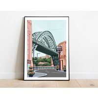 Newcastle Upon Tyne, Newcastle, The Tyne Bridge, Kunstdruck, Reise Poster, England, Uk, Seitenstraße von SimplyKatyprints