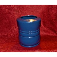 Mid Century Frankoma Keramik Großer Dunkelblauer Fassvase Übertopf von SimplyMarvelousMary