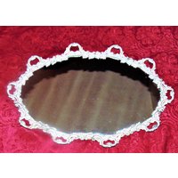 Vintage Large Oval Vanity Dresser Spiegel Tablett Verziertes Weiß Lackiertes Metall 23 Zoll Lang von SimplyMarvelousMary