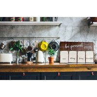 Be Present Holz-Handy-Halter-Brett | Groß, Perfekt Für Wohnzimmer-Dekor, Schreibtisch-Dekor, Housewarming-Geschenk, Hochzeitsgeschenke von SimplyRSB