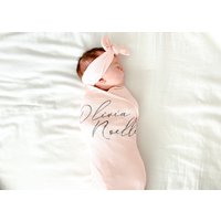 Personalisiertes Baby Swaddle Set Gerippte Strickdecke, Neugeborene Stirnband, Monogrammiert, Headwrap Oder Stirnband von SimplyTdesigns