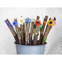 Blumenschilder/Pflanzstecker/Blumen Aus Fimo Auf Holz/stock/stab Handarbeit Und Beschriftet Deko/Geschenk Garten/Draußen Blumenschilder/Pflanzstecker/Blumen Aus Fimo Auf Holz/stock/stab Handarbeit Und Beschriftet Deko/Geschenk Garten/Draußen von SinaPaints
