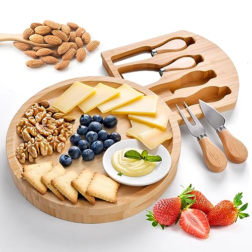 Bambus Käsebrett mit Käsemesser Set, 25CM Rundes Charcuterie Platte und Servierbrett mit 4 Edelstahlmessern, Cheese Board für Einweihungsgeschenke, Neues Zuhause, Hochzeitsgeschenke von Sinceroduct