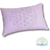 Kleines Kissen - Yoga Mediation Blume Des Lebens Flieder Farbverlauf von Sindaril