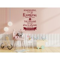 Over The Rainbow Wandaufkleber Zitat - Kinderzimmer Vinyl Wand Text Aufkleber Kunst Benutzerdefinierte Wohnkultur Over The Rainbow Wandaufkleber Zitat - Kinderzimmer Vinyl Wand Text Aufkleber Kunst Benutzerdefinierte Wohnkultur von SingleStoneStudio