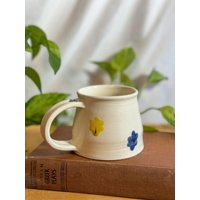 Blumenkeramik-Tasse | Blau & Gelbe Blüte von SinneramicsStudio