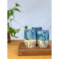 Wildblumen Wiese Reisebecher | Handgemachter Keramik Becher Mit Deckel Naturinspirierte Getöpferte von SinneramicsStudio