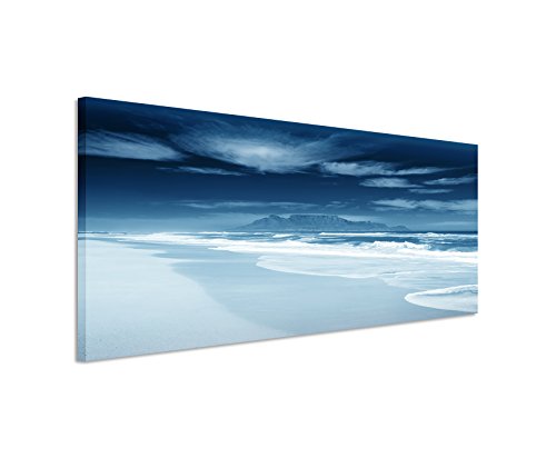 Sinus Art 150x50cm Wandbild – Farbe Blau Petrol Panoramabild Wandbild auf echter Leinwand in sehr hoher Qualität - Strand mit Meer und Bergen von Sinus Art