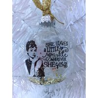 Sie Hinterlässt Ein Kleines Funkeln Ornament Sie Hinterlässt Ein Kleines Funkeln Ornament von SipsAndScissors