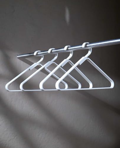 Siqual Design Minimalistische & Robuste Metall-Kleiderbügel, 4er-Set, langlebig & elegant, für Jacken, Anzüge & empfindliche Stoffe, Made in EU – Kleiderbügel Unique (Cremeweiß) von Siqual Design