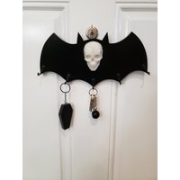 Fledermaus Schlüsselbrett /Schmuckaufbewahrer Aus Holz/Handgemacht Mit Oder Ohne Totenkopf von SirWilliamWPipes